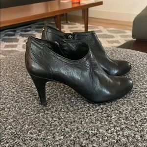 Vince Camuto 5.5M Black Leather Shooties / Pumps